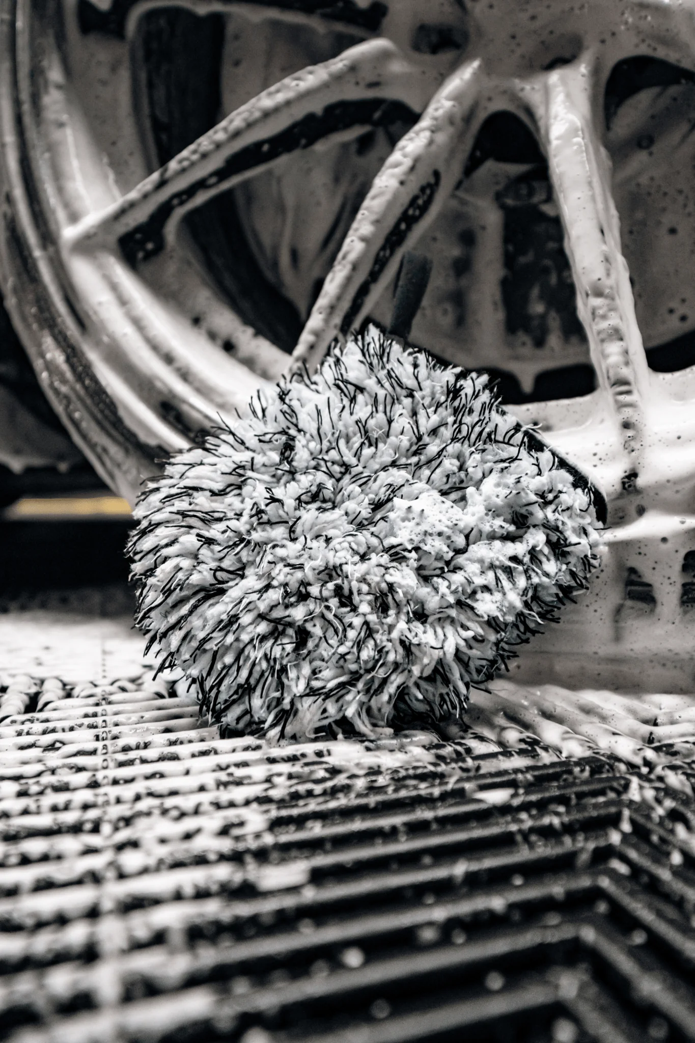 BLACKLINE® Microfiber Wheel Mitt - Image 2